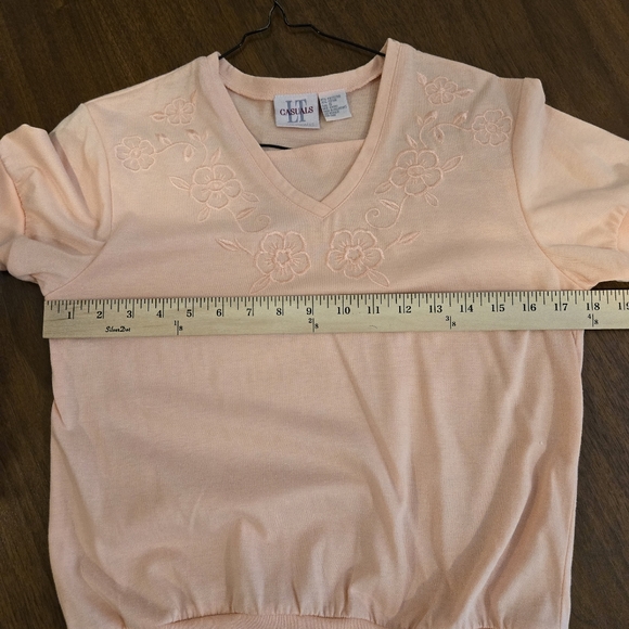 LT Casuals Peach V-Neck, Embroidered Short Sleeve Top, Size Small - Picture 7 of 8